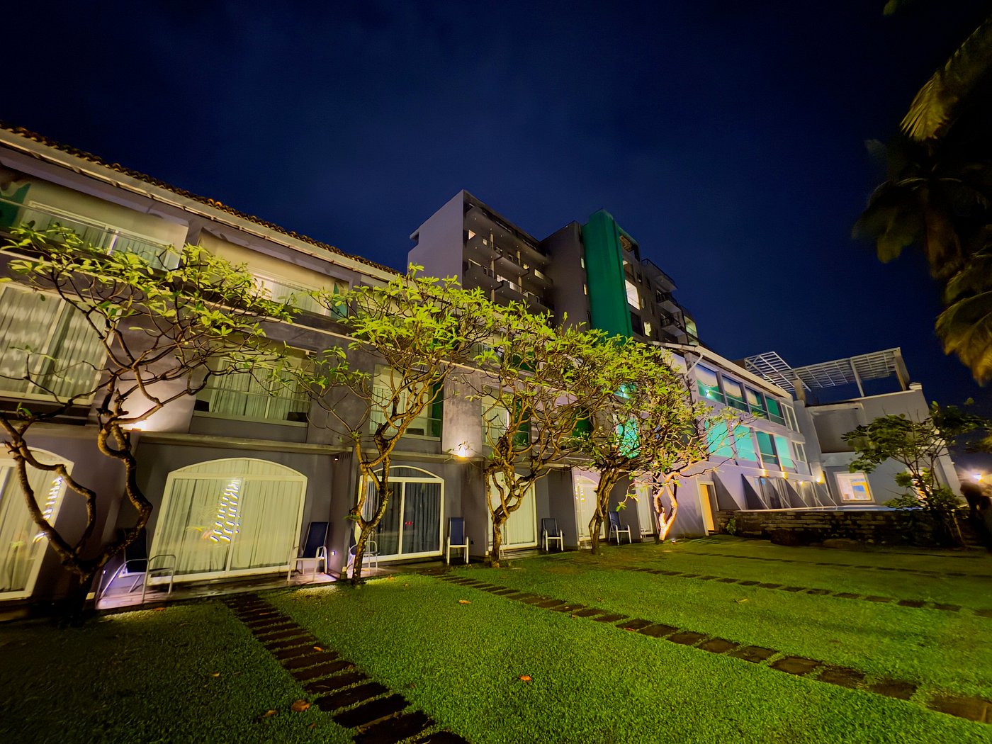 Earl's Regent Hotel